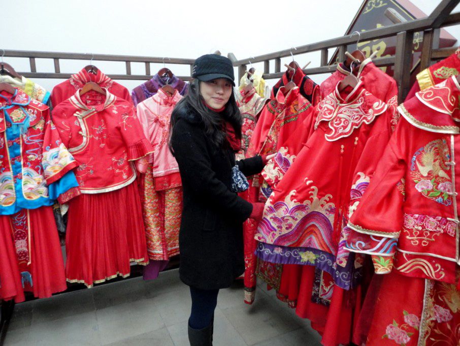 深圳新时代老师正在参观古装拍摄服饰