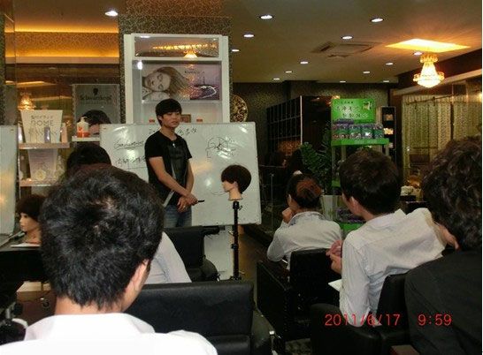刘飞老师正在给纤手美发店员工进行培训